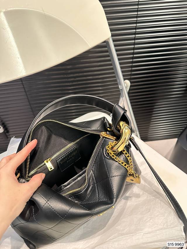 Paired with a box, the Saint Laurent armpit bag is a hot, cool, and sweet new style that looks great when you go out. Size 27 14, item number changed to 9963