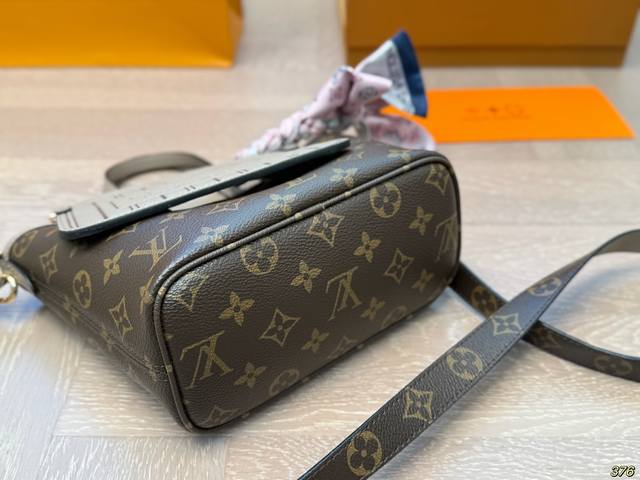 The new Lvneverfull shopping bag features a classic design with a double-sided detachable zipper bag that can be used separately or hung externally. Exquisite details are added to the dazzling metal parts. Size 19 16: