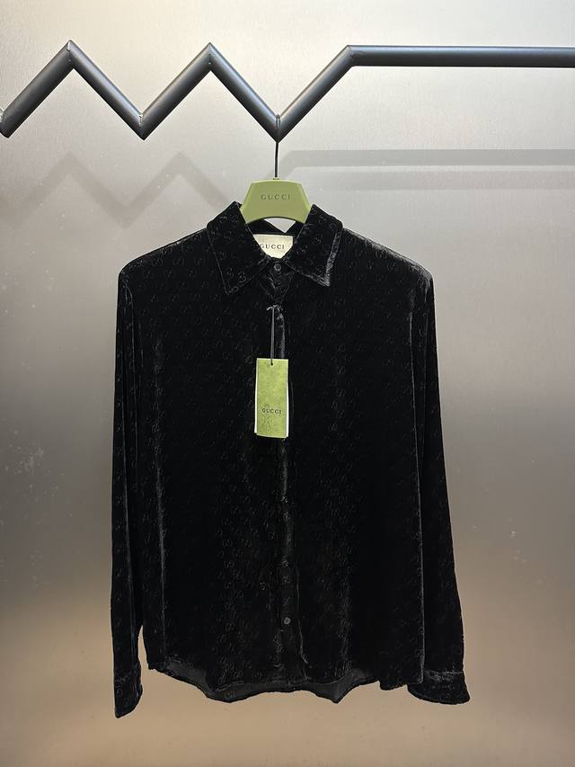 The Gucci Velvet Jacquard Letter Shirt is made of velvet fabric, weighing 260g. The warp yarn is made of nylon material, and the weft yarn is made of synthetic silk three-dimensional fiber material. The original scanned pattern is used to make the fl