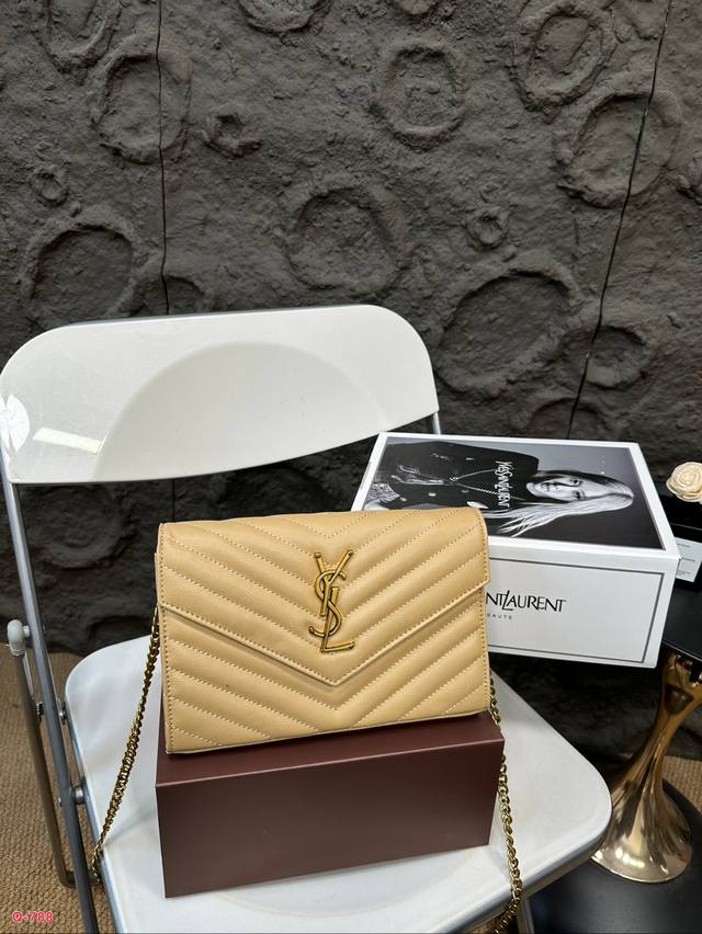 The full package of duty-free stores is the St. Roland ysl Woc envelope package. It's a well deserved entry classic. Super dry resistant leather. This leather is really one of my favorite leather. It's not afraid of scraping the leather texture, but