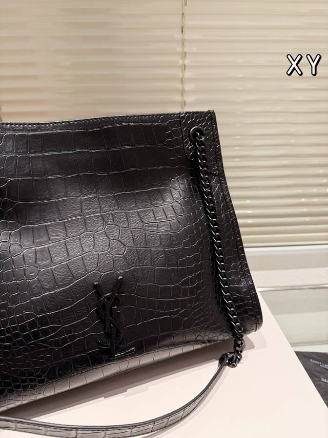 The leather version of Ysl Saint Laurent niki Shopping commuter bag is her Saint Laurent niki Shopping commuter bag. Amway doesn't need much more. The chain is sliding, so it can be extended to a large extent. It can be extended to 13 inches