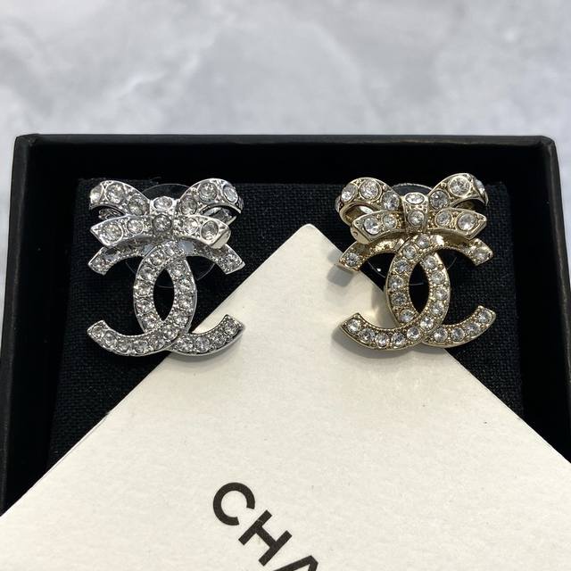The high version contains a full package of two-color Ch Nel Xianger bow double c earrings, which are too delicate, too fairy, and a girl's heart is exploding. The upper ear can be cool and cute! Each Swarovski crystal, Blingbling is elegant and swee