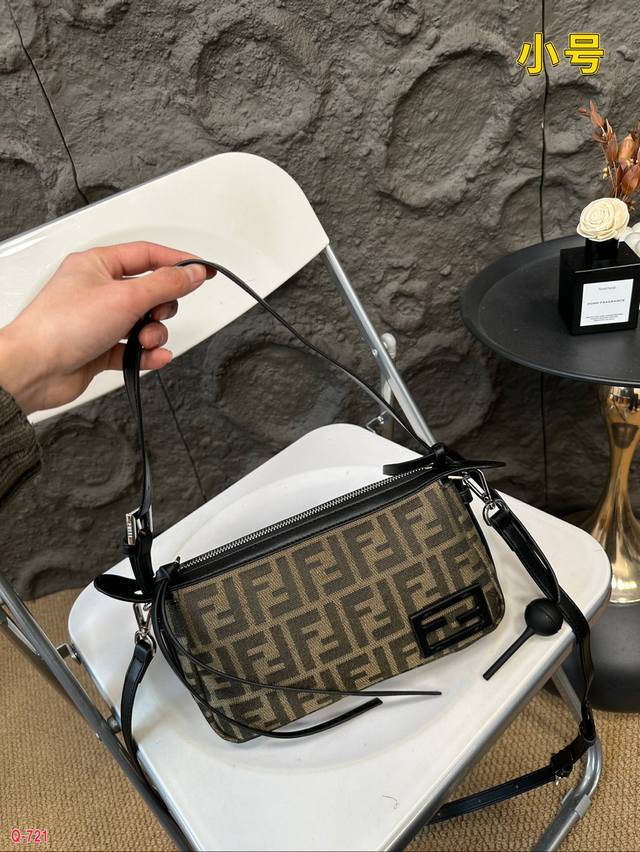 Equipped with a folding box Fendi armpit bag, it can be worn under the armpit or diagonally, with a simple and luxurious feel. Size 24.14cm: