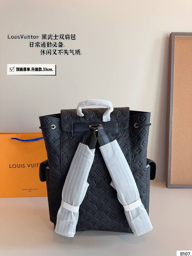 Top of the line original Lv's latest men's travel backpack is particularly popular, featuring the same old floral pattern as the star. It features a striking combination of black and gray, and is also paired with webbing decorative shoulder straps an