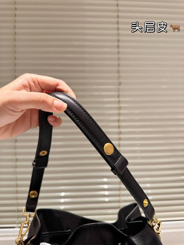 Ysl's latest Paris Vill drawstring bucket bag is designed with imported lambskin drawstring and iconic logo, featuring a simple and stylish design that combines practicality with a large capacity. It is perfect for carrying small items