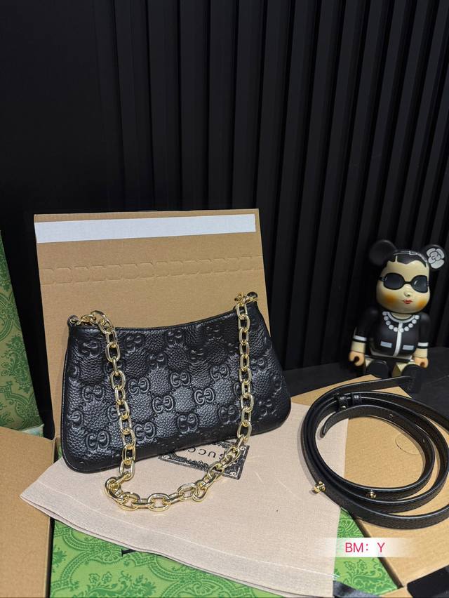Paired with a foldable gift box, this cool underarm bag not only has a charming appearance but also a pleasing space. It is versatile and easy to carry all year round, making you instantly fashionable and refined. Gucci underarm bag, chain strap, hor