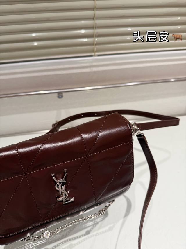 Top of the line original single head layered leather Ysl envelope bag is lazy, casual, and easy to carry, full of surprises on the back and body. A size of 23 16Cm