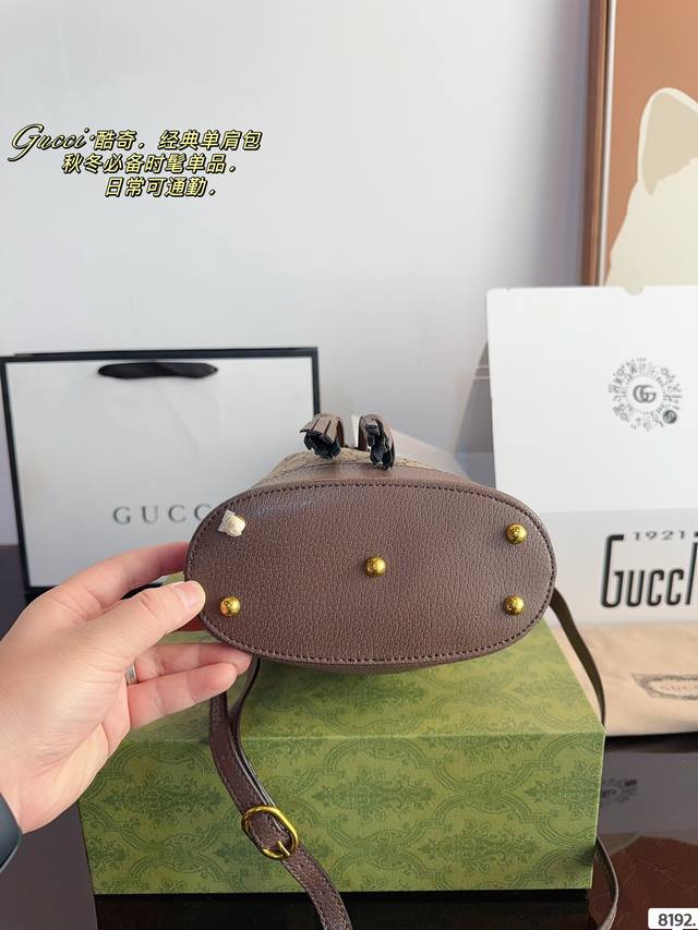 Comes with a gift box Gg bamboo handle bucket bag with interlocking double g logo GG mini bucket bag decoration. Gucci traces its brand back to the luxury travel trend of the 1920s and continues to explore its leather goods collection. This beige and