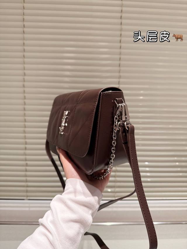 Top of the line original single head layered leather Ysl envelope bag is lazy, casual, and easy to carry, full of surprises on the back and body. A size of 23 16Cm