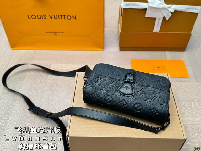 The latest spring and summer Montsouris series men's small messenger bag with a square and long bag shape that has a bit of a French stick smell. The overall All Black design is really cool