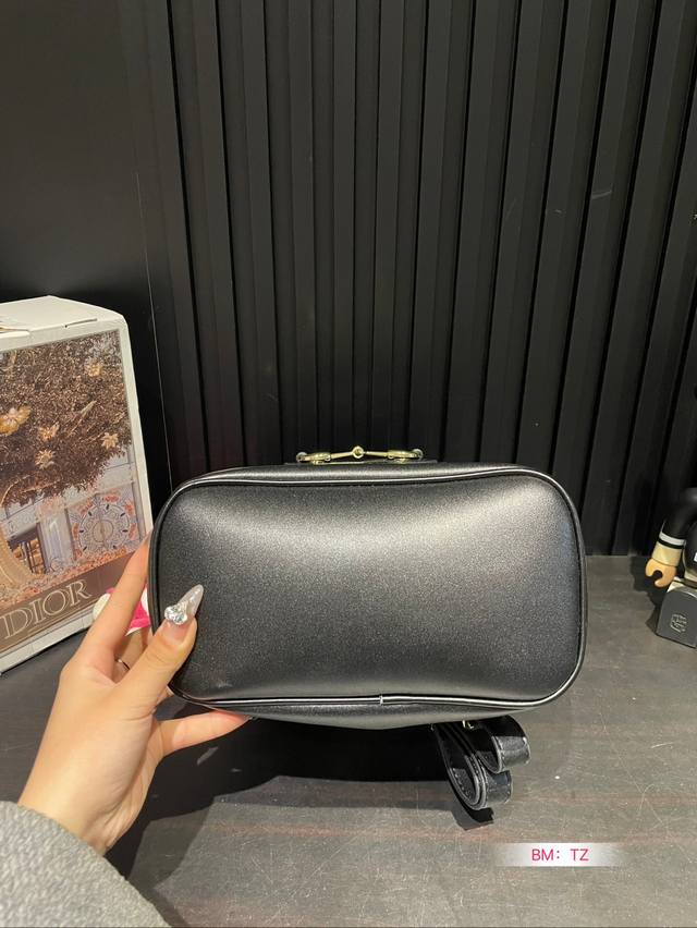 Dior vintage floral canvas backpack is very beautiful, both high-end and fashionable, with a high return rate. It is a lightweight, large capacity, and essential item for travel. Size: 24*28 :