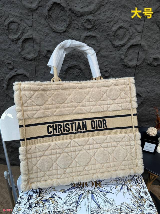 The large and medium-sized Dior tote autumn and winter fur collection is so cute, with a plush texture that touches the heart. The super beautiful black fur makes the entire bag very eye-catching, with a large capacity design and a concave shape arti