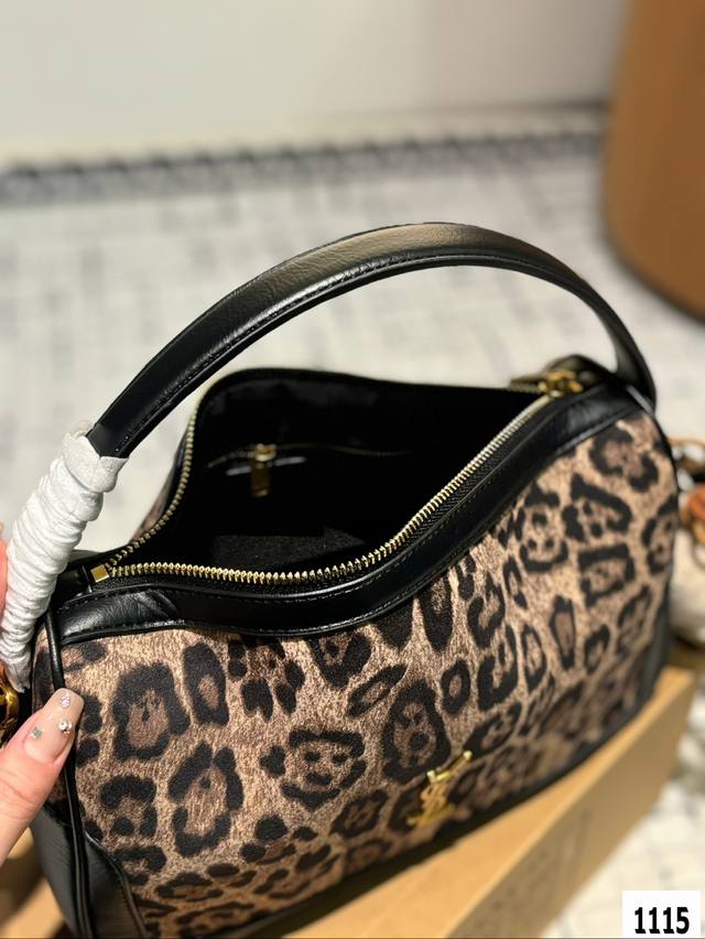 The Ysl handbag with the box is a hot and stylish new item that looks great when you go out. Size 28 20