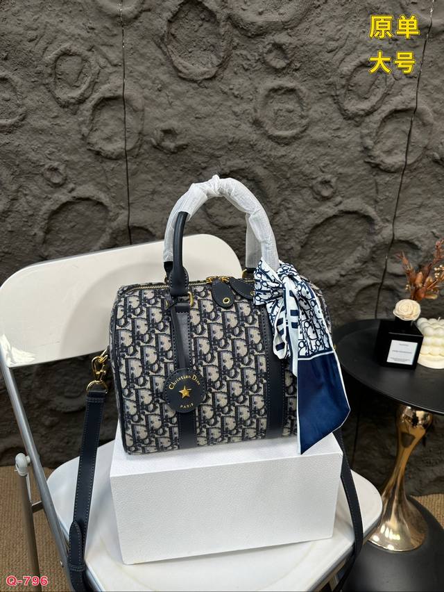 Paired with a folding box, the original Dior pillow is such a beautiful denim bag that even straight women of steel can't resist. Denim color is the pioneer of the fashion industry and the favorite pillow bag of fashionistas. Everyone knows that it c