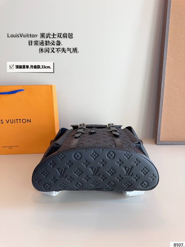 Top of the line original Lv's latest men's travel backpack is particularly popular, featuring the same old floral pattern as the star. It features a striking combination of black and gray, and is also paired with webbing decorative shoulder straps an
