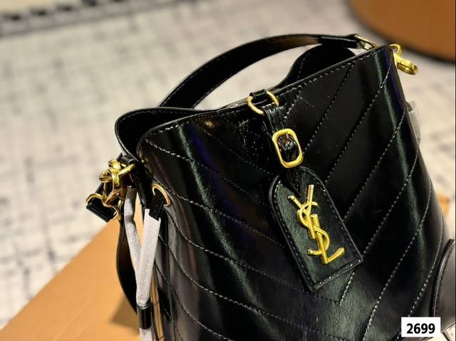 The Ysl bucket bag with the box is a hot, cool, and sweet new style that looks great when you go out. Size 21.20