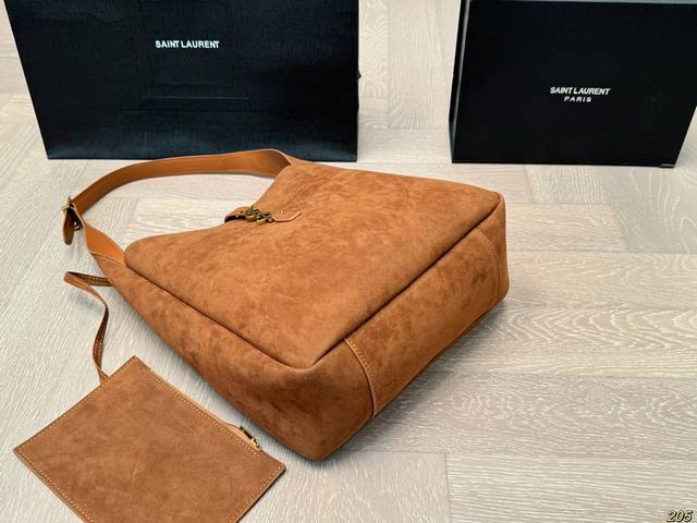 Paired with Saint Laurent Ysl Underarm Bucket Bag, this popular hobo underarm bag features a simple yet sophisticated design. The Ysl metal logo adds a balance of rigidity and softness to the bag, creating a fashionable collision. Ysl Saint Laurent S