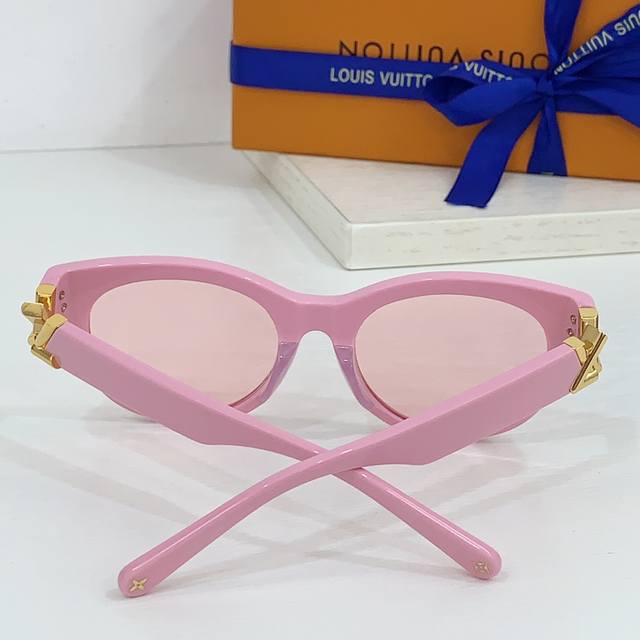 Louis Vuitton * Model: Z2422 Size: 53 Port 20-140