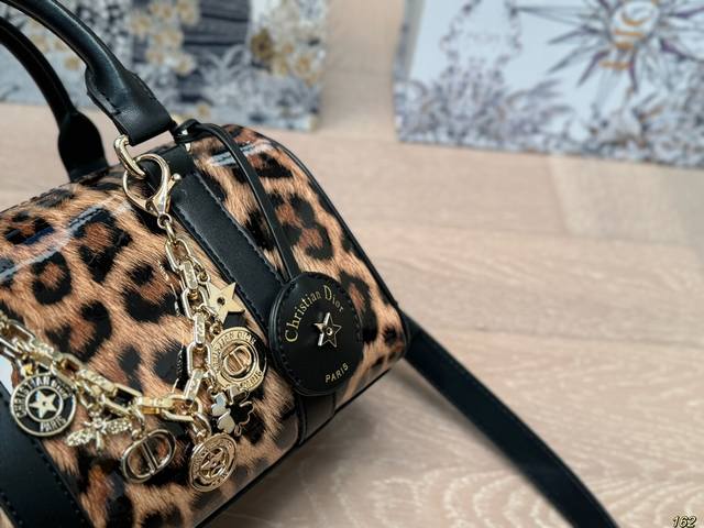 Dior's new pillow bag is durable, exquisite, and super capable of carrying capacity. It is also a must-have size for daily outings. 21 14: