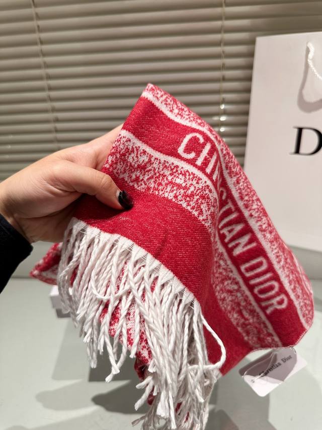 The new autumn and winter college style double-sided scarf has a thick, soft and super versatile feel, making it a fashionable item that can be used as a scarf or shawl! One side is decorated with the 