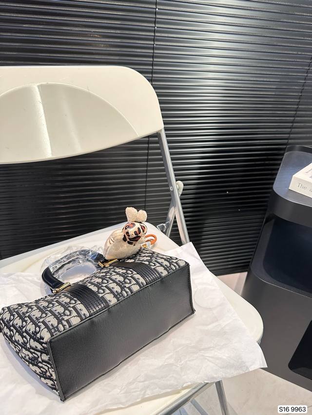 Paired with a box, the Dior handbag is a hot and trendy new item that looks great when you go out and grab it. Size 22 17, item number 9963, has been redesigned