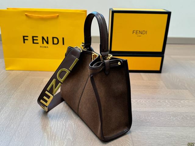 The Fendi tote bag is full of texture and easily interprets retro fashion. The bag shape is quite wide, simple but not simple, and does not require too much decoration. When paired with suits and t-shirts in daily life, it can fully reflect the sense