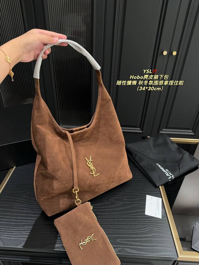 Equipped with a folding box size of 34.30, the Yves Saint Laurent Hobo suede armpit bag is simple and unique, full of design sense. It can create a lazy and casual atmosphere for commuting on the street. The interior space is large. Equipped with a m