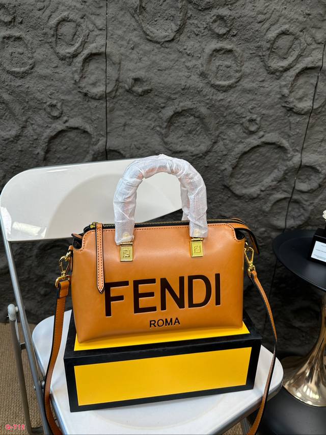 Comes with a folding box and Fendi pillow bag. By The Way, it has a large capacity and is cute and can be carried by hand or slung over the body. It can be sweet or salty! Size 27.18Cm: