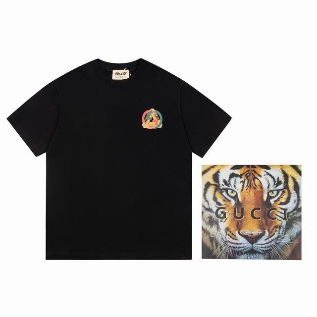 Style number A92-1 size XS-S-M-L black and white unisex Gucci x PALACE spring/summer collaboration double G gold triangle short sleeved T-shirt Gucci and the well-known street fashion brand Palace in the UK: