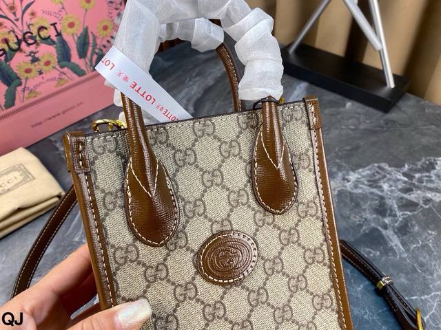 You can buy a Gucci Mini Tote music score bag again with the full packaging! The classic double G pattern has a very elegant feeling!! Unisex! A stylish and concave design that looks super good, the same as a celebrity! Size: 1: