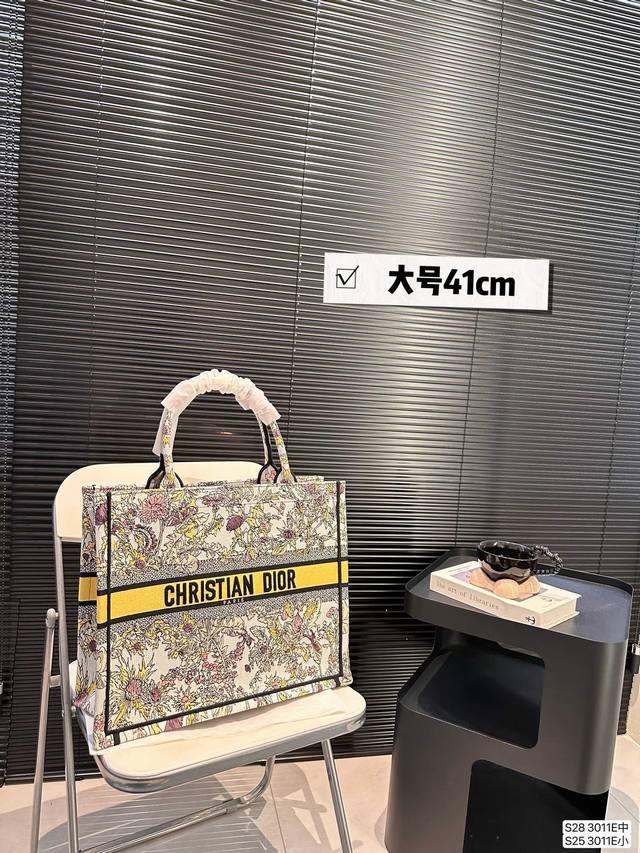 Large and medium-sized Dior Tote limited edition embroidered tote bag. The runway show is super beautiful The visual perception of artworks Quantity rare Size: Large 41 35 Medium 36 27 Item number 80025: