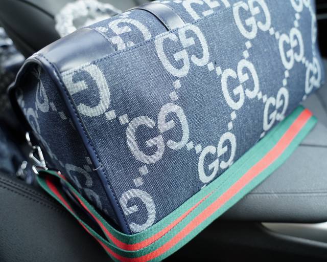 Gucci official website synchronizes high version travel backpacks to compete for global orders with excellent quality. Non market ordinary goods are made of imported fabrics that are classic, wear-resistant, practical, scratch resistant, and truly tr