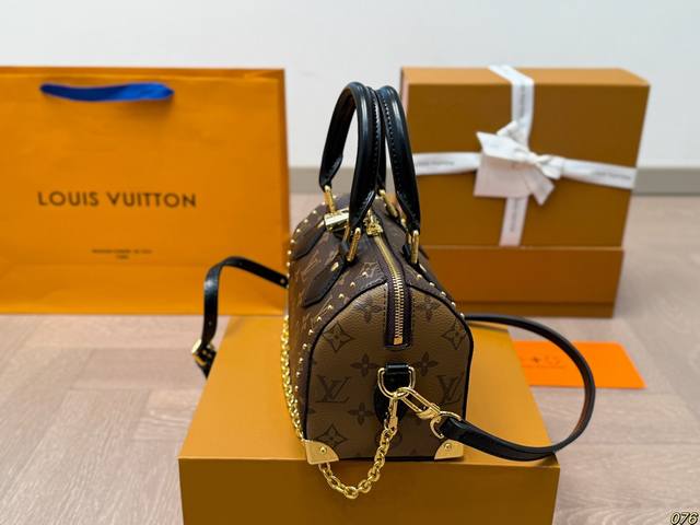 Folding box Lv old flower pillow bag is durable, exquisite, and super capable of holding capacity. It is also a must-have size for daily outings. Size 20 14: