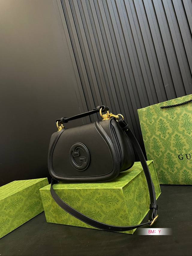 In the early 1970s, the Gucci brand created a new circular iteration version of the 1Ogo Interlocking, featuring the Blondie collection with foldable gift boxes, bringing nostalgia and modern fashion