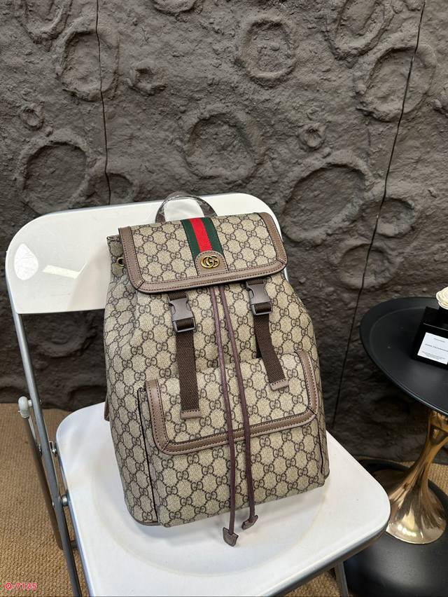 The Gucci Cool Backpack is both high-end and fashionable, with a high return rate. It is a lightweight, high-capacity, and essential item for travel. Size: 29.38Cm:
