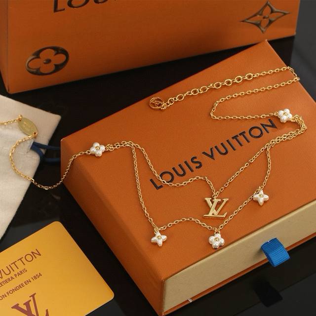The exquisite version of the Louis Vuitton letter necklace adheres to the exquisite craftsmanship and polishing color to achieve the natural embodiment of the classic Lv letter, revealing the brand style. The star style classic versatile necklace 073