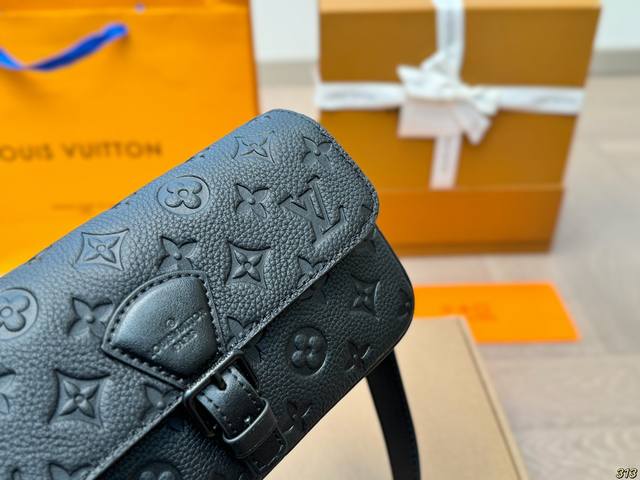 The latest spring and summer Montsouris series men's small messenger bag with a square and long bag shape that has a bit of a French stick smell. The overall All Black design is really cool