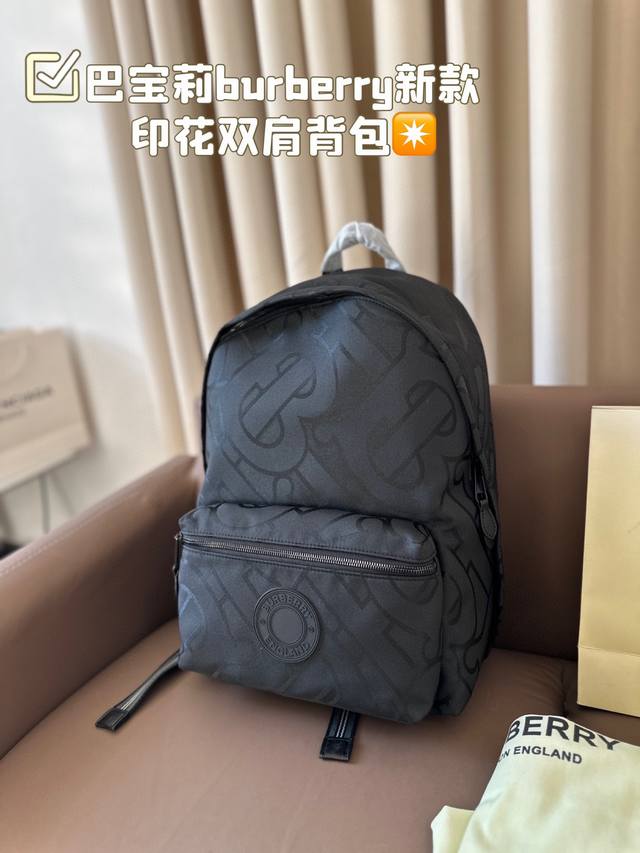 Burberry's new backpack print series is fashionable and casual in style. The fabric is high-density, waterproof, and easy to maintain in the rain. Size 30 * 40: