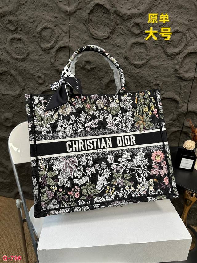 Small size 27.20cm, medium size 36.27cm, large size 42.35cm, original Dior shopping bag with folding box. This year's heavyweight counter classic explosive will be different from handsome and elegant: