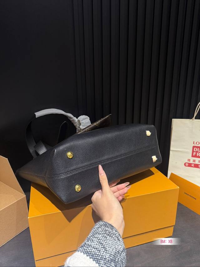 Chip version with folding gift box Lv lock head armpit new product launched tote bag, the end of the looseness is the soft cowhide material of hobo, and the detailed design of the lock head presents a lazy yet exquisite French style