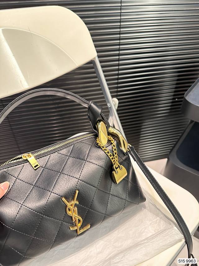 Paired with a box, the Saint Laurent armpit bag is a hot, cool, and sweet new style that looks great when you go out. Size 27 14, item number changed to 9963