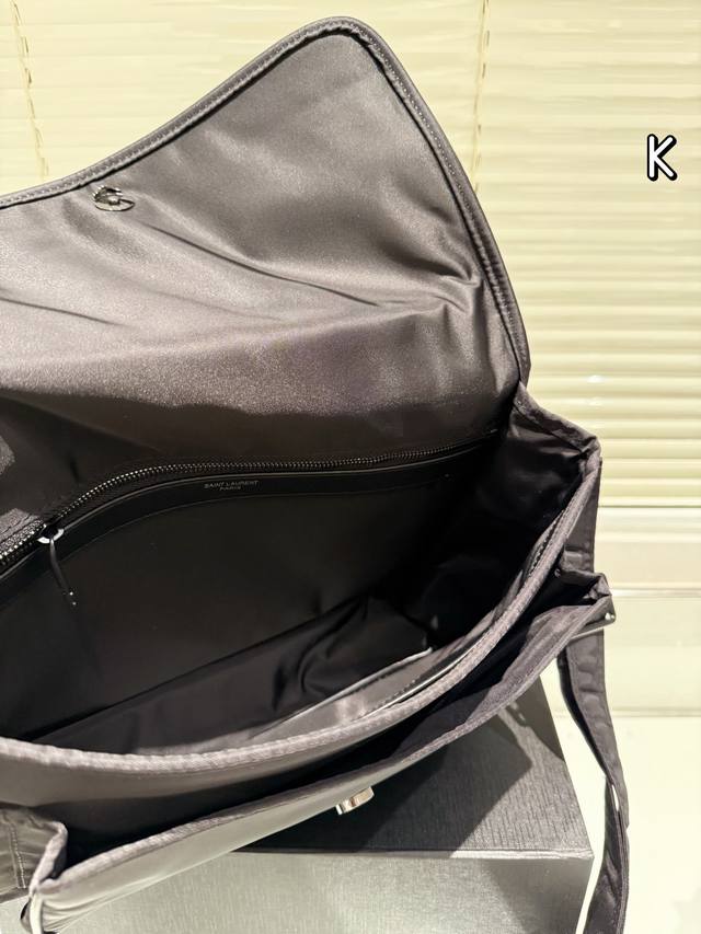 The Ysl Niki mailman bag has a tightly held temperament, and the # Niki shoulder strap can be adjusted to a single shoulder position, and even shorter to an armpit bag. Of course, this is completely fine for crossbody. The YSL nylon fabric reflects a