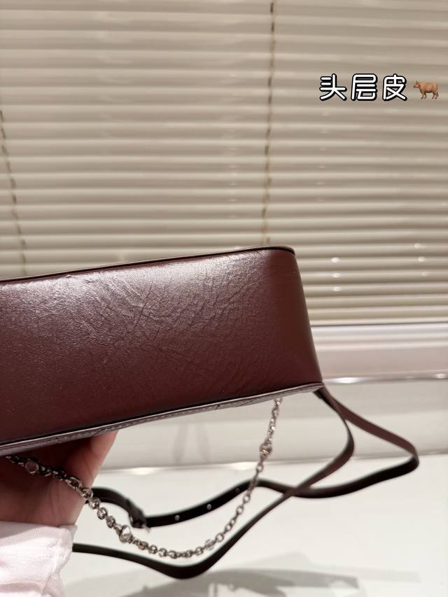 Top of the line original single head layered leather Ysl envelope bag is lazy, casual, and easy to carry, full of surprises on the back and body. A size of 23 16Cm