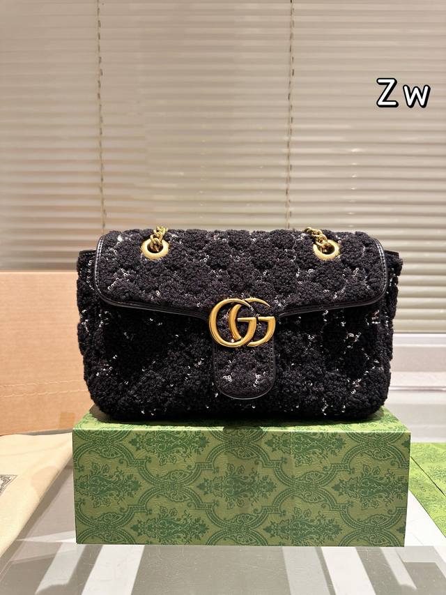 Gucci 27Cm Gold Velvet Gucci Velvet Marmont This product is absolutely amazing. It looks great in real life and I don't know how to describe it. It can be said to be super personalized yet super easy to carry! Size 27cm complete gift box packaging: