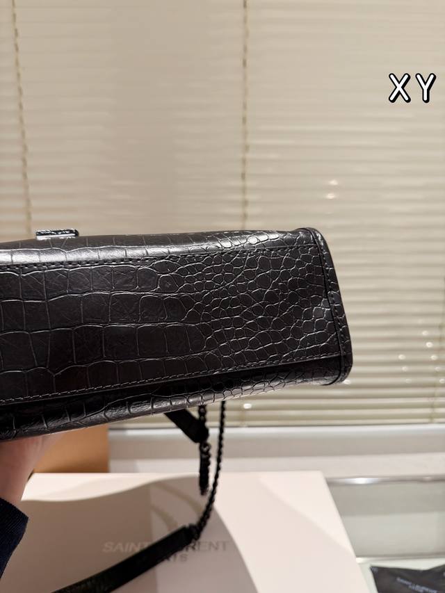 The leather version of Ysl Saint Laurent niki Shopping commuter bag is her Saint Laurent niki Shopping commuter bag. Amway doesn't need much more. The chain is sliding, so it can be extended to a large extent. It can be extended to 13 inches