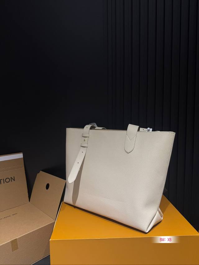 Chip version with folding gift box Lv lock head armpit new product launched tote bag, the end of the looseness is the soft cowhide material of hobo, and the detailed design of the lock head presents a lazy yet exquisite French style