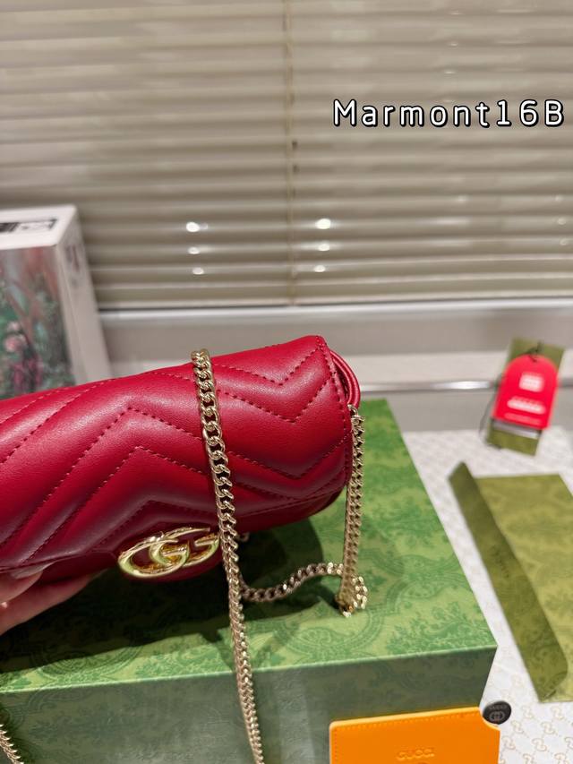 Gucci is a color savvy Ankara red brand. This time, the new ancora red Zundou loves the color of cherries, paired with a rose gold double G logo. Babies who like retro and low saturation colors must buy it. 16:
