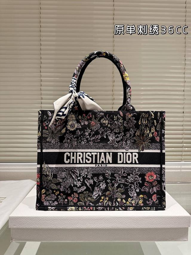Original embroidery 215 190 Dior jacquard tote bag with inner lining Dior Book Tote. This year's favorite shopping bag Tote is the bag I use the most times because of its super large capacity. No matter what: