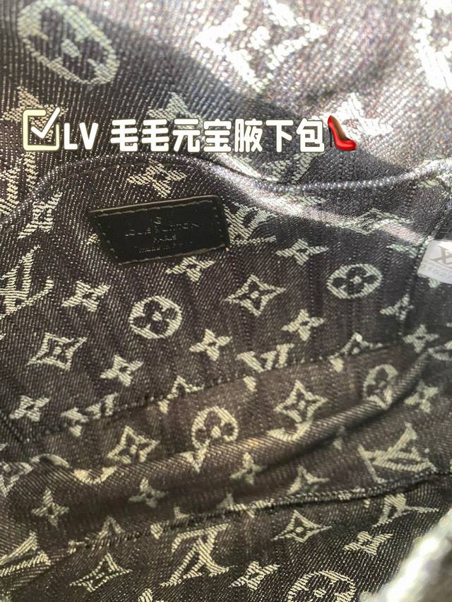 Paired with a folding box Lv Mao Mao Yuanbao armpit bag and an extension strap, it can be worn on one shoulder or diagonally, making it really easy to move around, soft and casual, and easier to match. I really fell in love at first sight. Don't be f