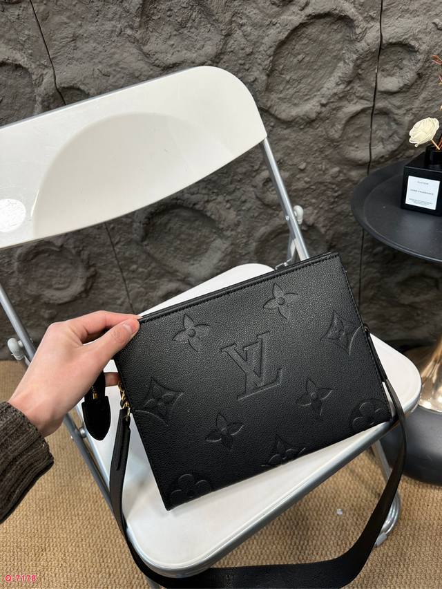 Lv embossed toiletry bag shoulder bag is a must-have for daily travel. It has a large capacity and good appearance. Online size: 26.20cm